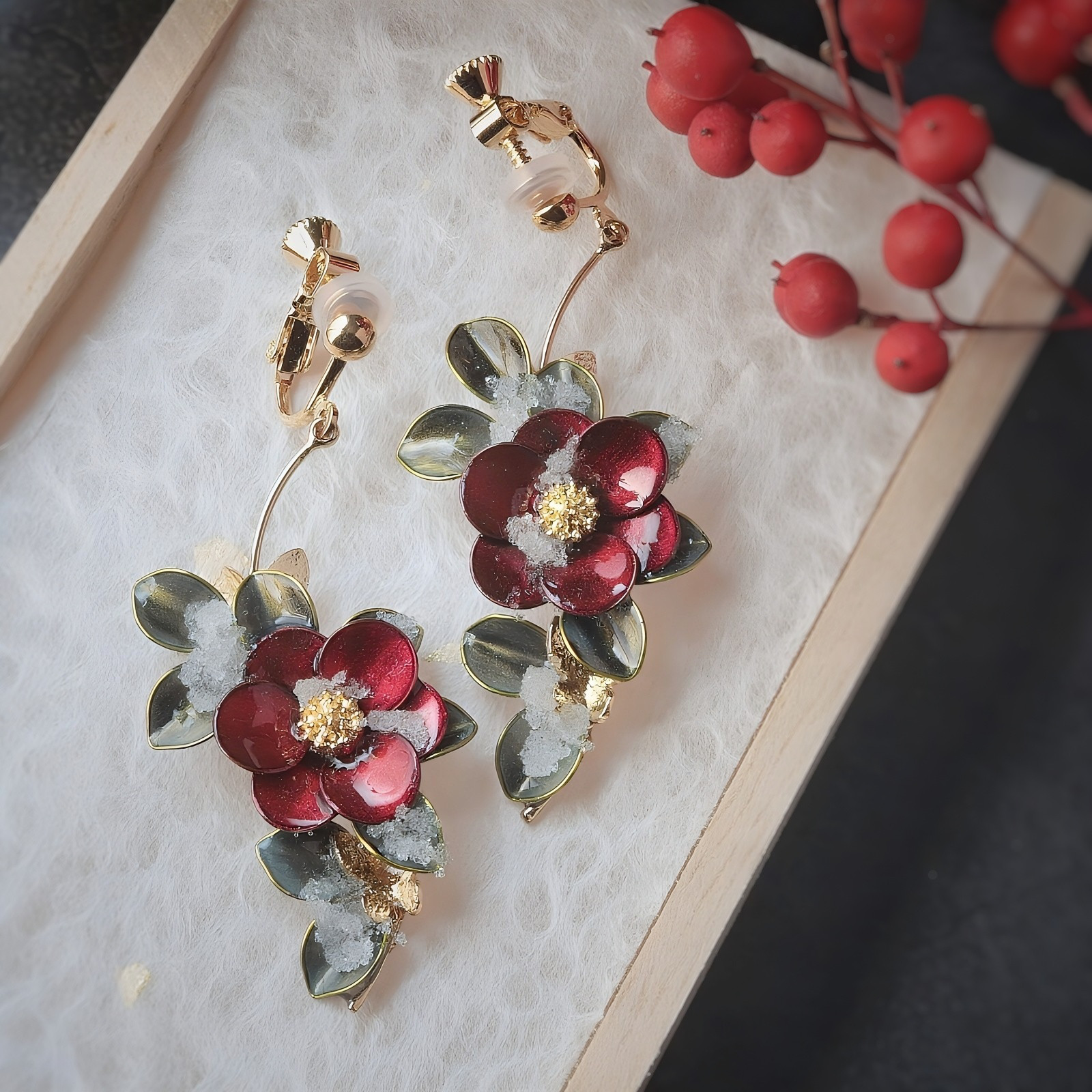 雪椿ピアス/イヤリング　クリスマス/お正月/成人式/着物/浴衣/和装/椿