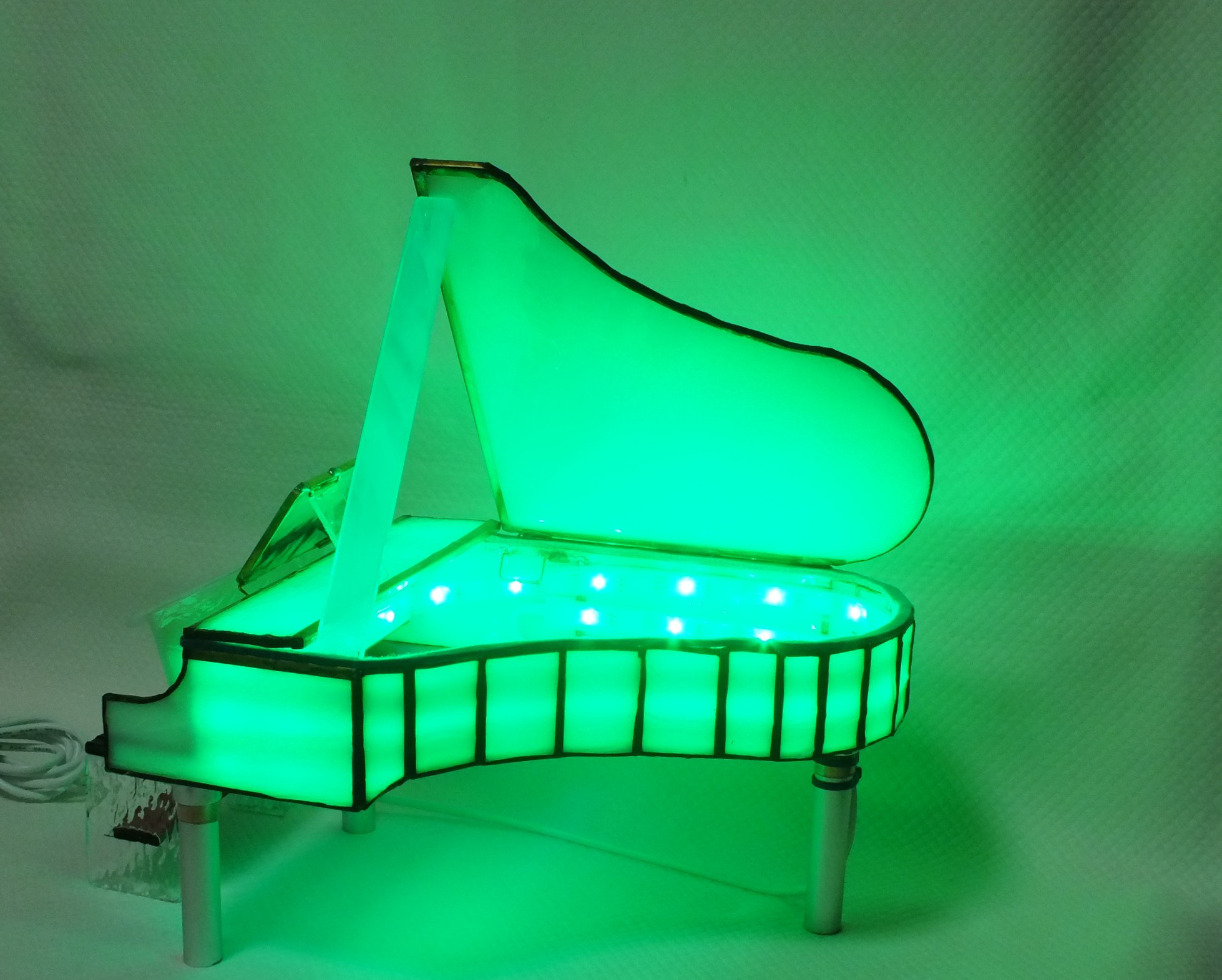 乳白色のグランドピアノ  色変わりするパステルカラーの手作りピアノ（大）