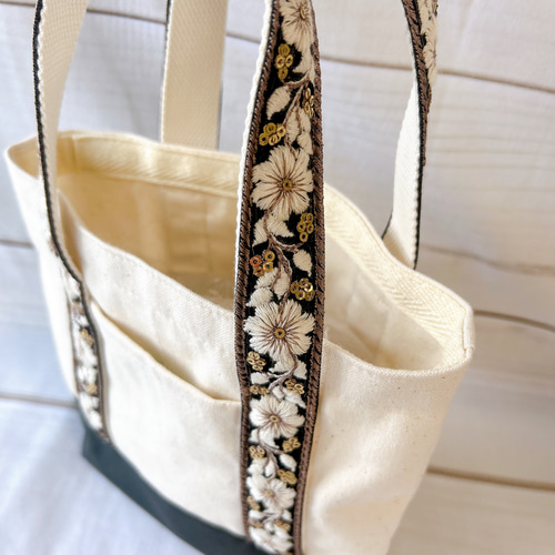 黒×ホワイト花刺繍】インド刺繍リボン×キャンバストート 大人可愛い