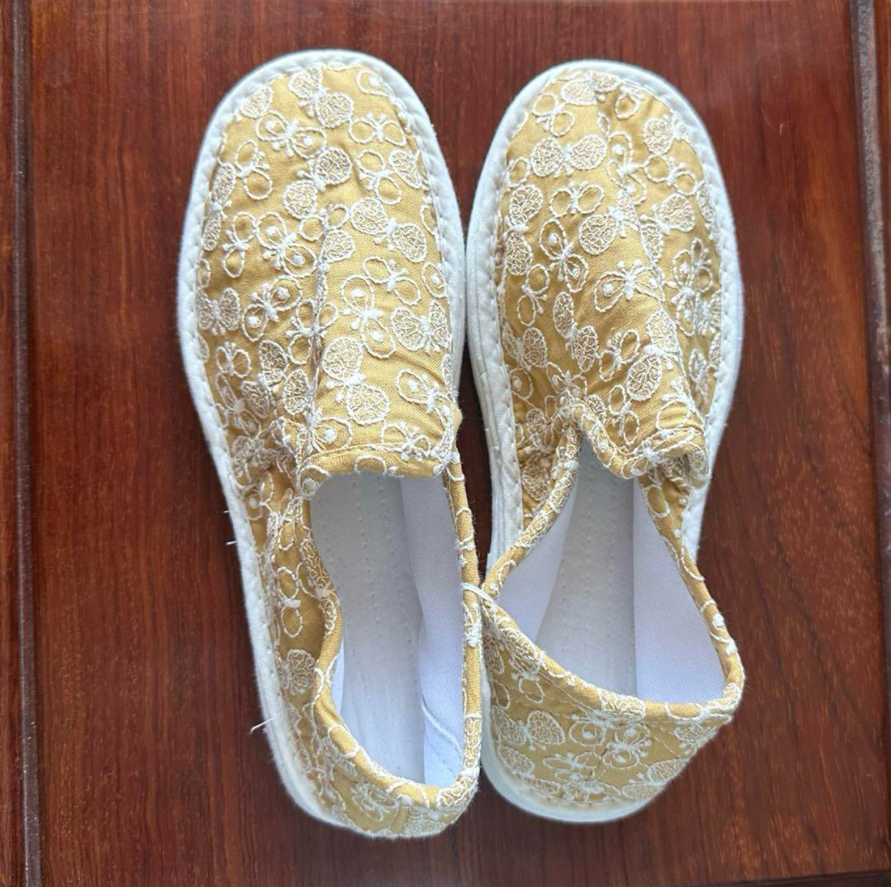 イエロー刺繍　手作り　フラットシューズ　スニーカー
