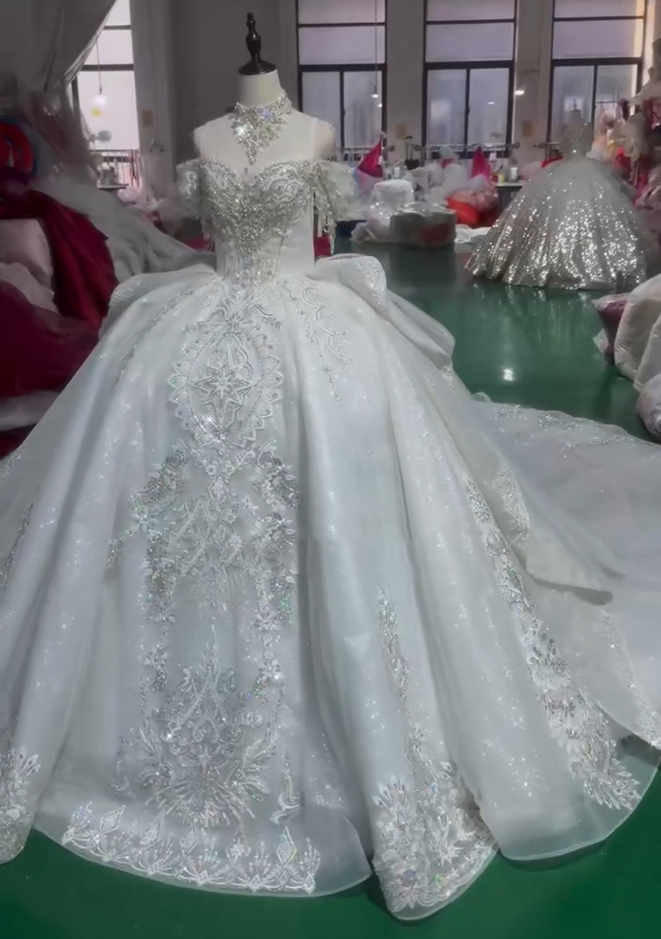 華やかな　ラッフルスカート　引裾にレース　フランス刺繍　背中空き　二の腕を隠せる　大人気ドレス　編みあげ撮影旅行お呼ばれ