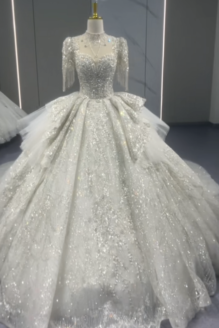 抜群のおしゃれ見え　半袖　スクエアネック　ロングトレーン　編みあげ　背中空き　ウェディングドレス　海外挙式ブライダル花嫁