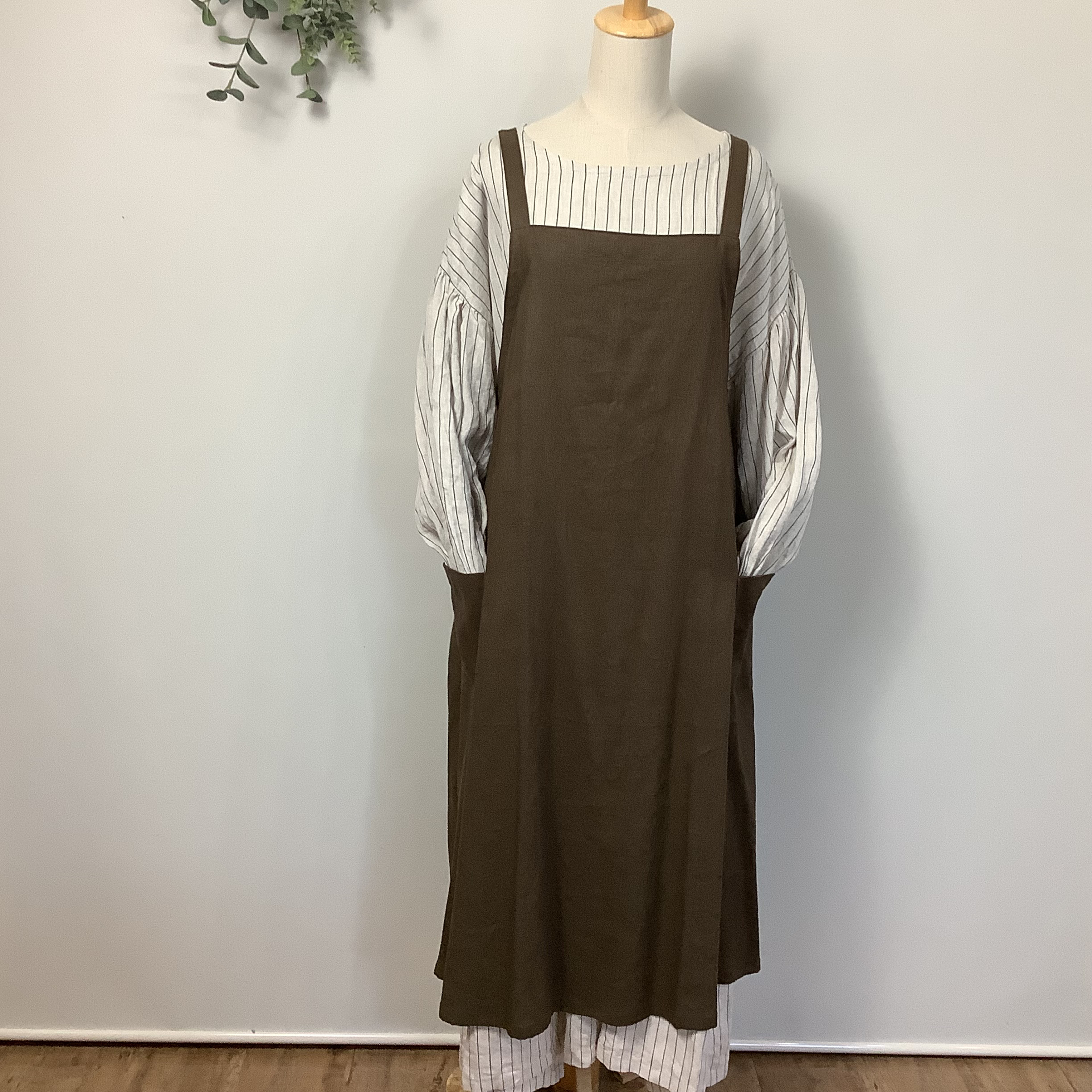 リネン☆エプロンワンピ（ブラウン)