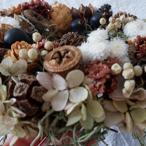 木の実とドライフラワーの秋リース｜長く楽しめるナチュラルインテリア