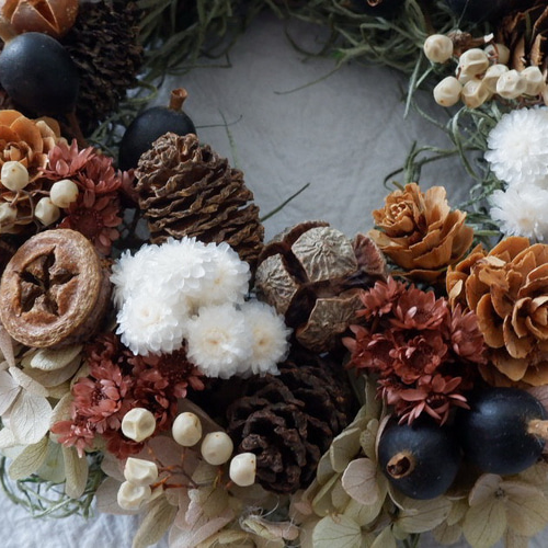 木の実とドライフラワーの秋リース｜長く楽しめるナチュラルインテリア