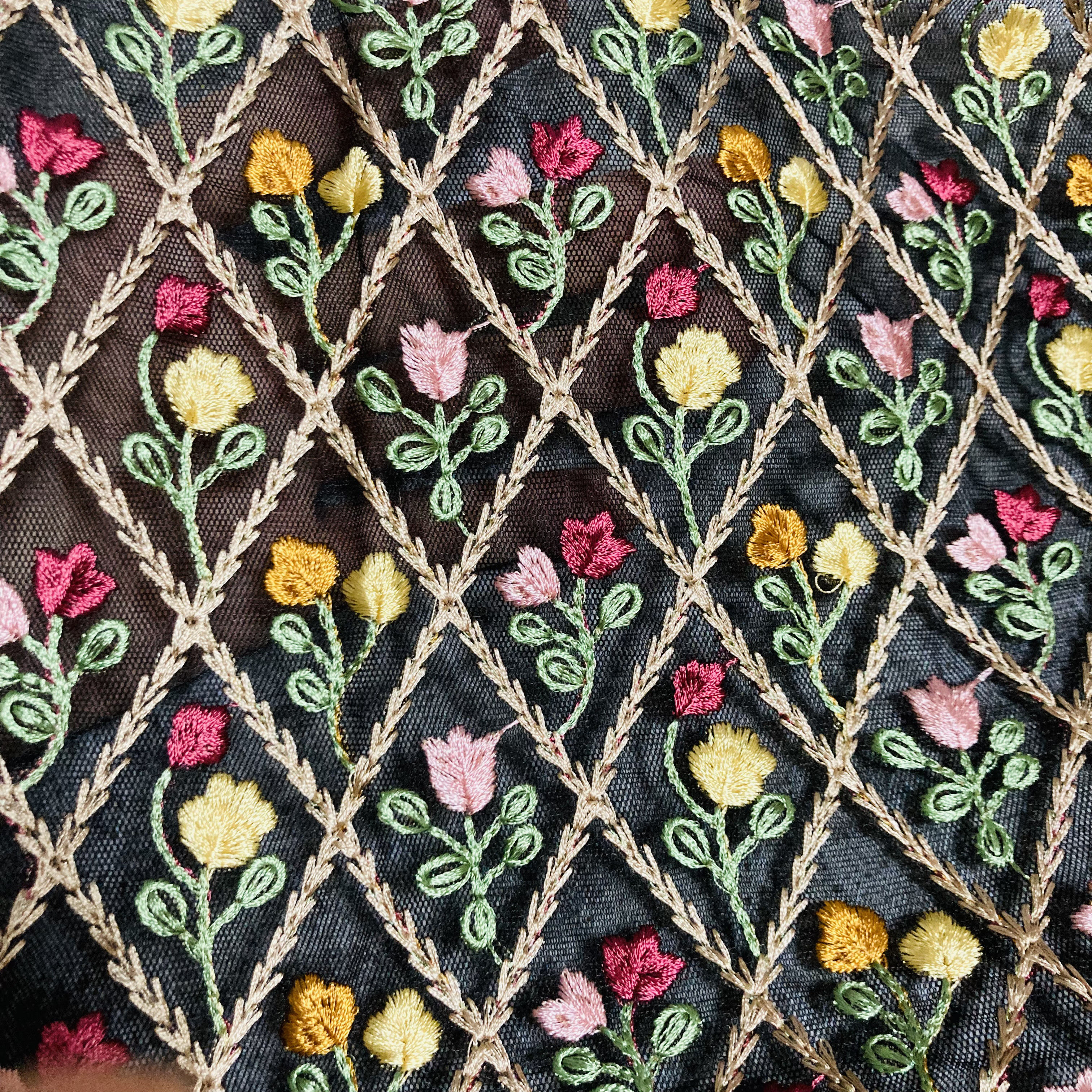 刺繍生地のネックウォーマー　ハンドメイド　ブラック　花刺繍柄　C45