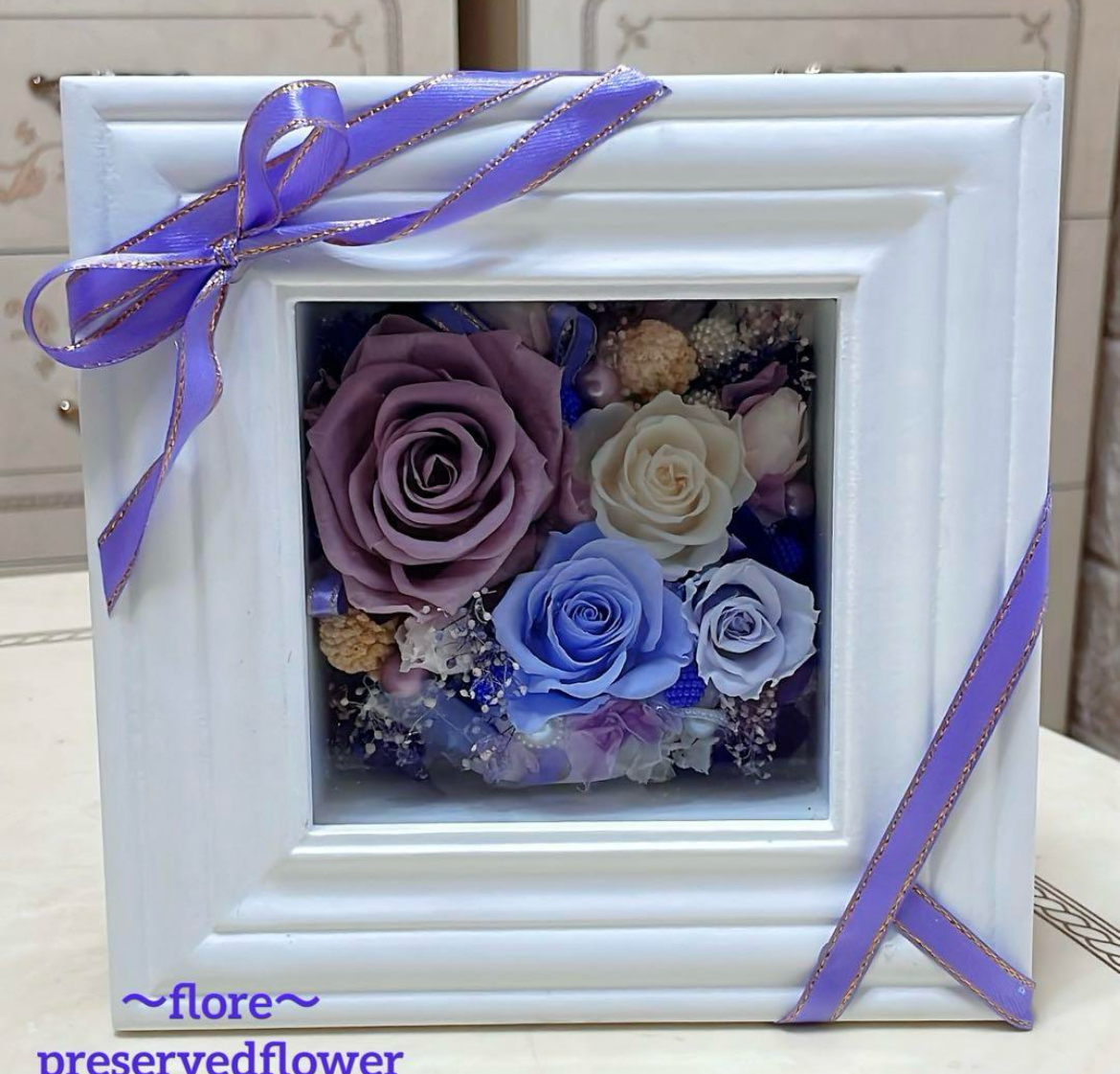 【送料無料、ラッピング込み】✨高級感✨正方形白ケースボックス✨バラミックスプリザアレンジ✨壁掛けにも出来ます