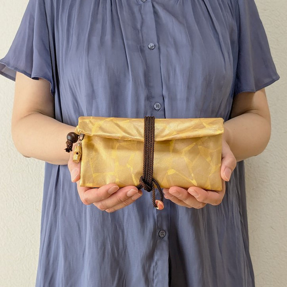 金彩工芸　特別仕様　モザイク金仕上げ　コットンむら染黄色地製　「道中財布」 1枚目の画像