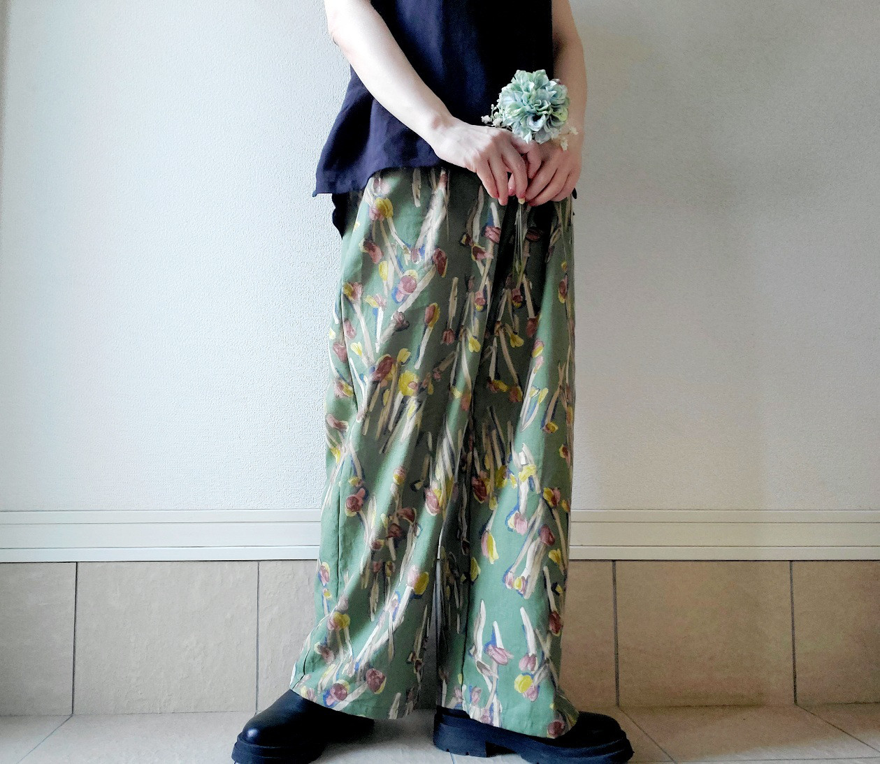 【数量限定】穿くだけでコーデがきまるゆったりしたハーフリネンのボタニカルパンツ　丈&ポケット選べますウエストゴム深緑