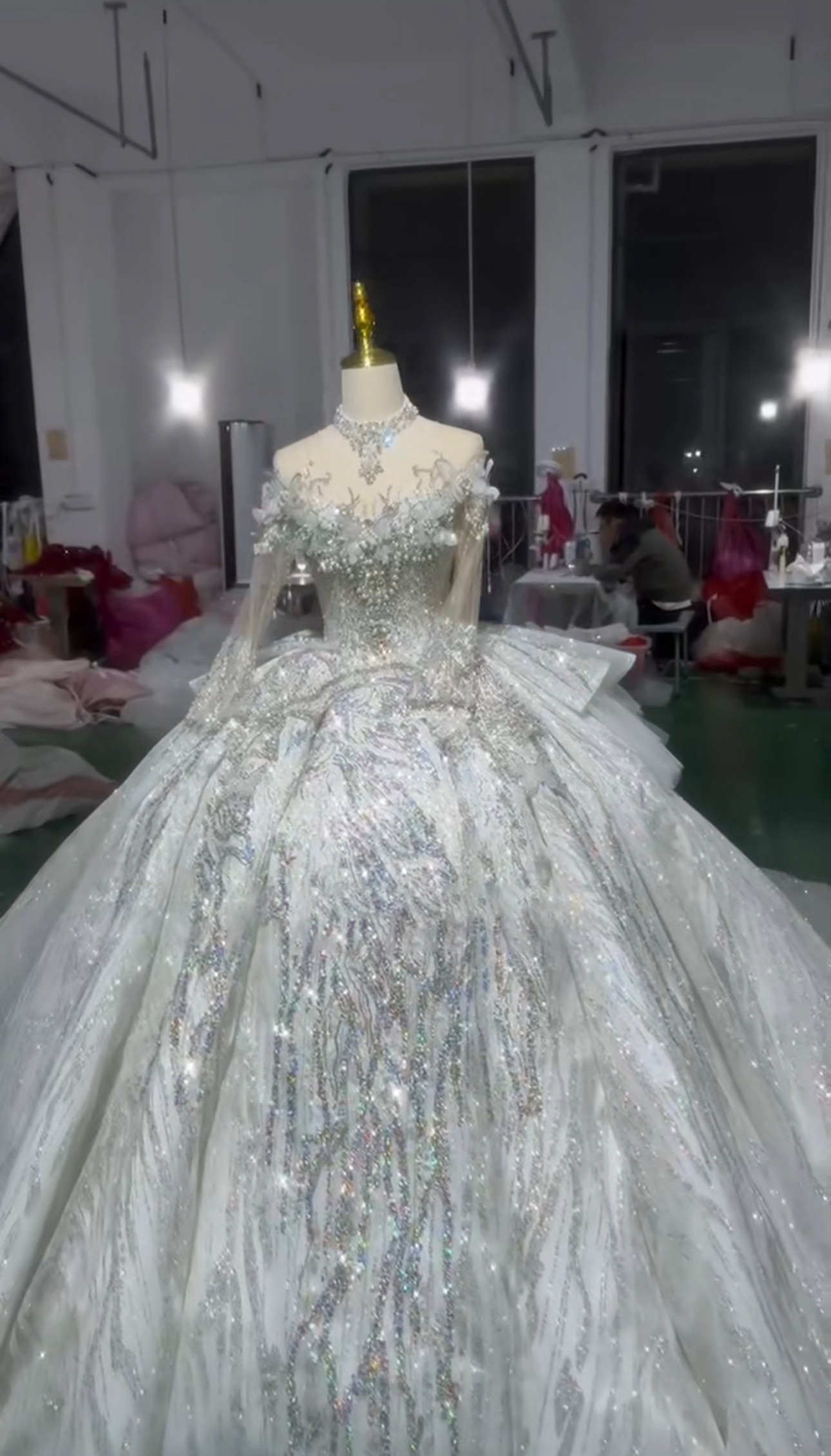 輝く光彩　きらきらストーン　オフショルダー　お花飾り　上品　韓国スタイル　ラメ入り　シルバー　チュール　ブライダル前撮り