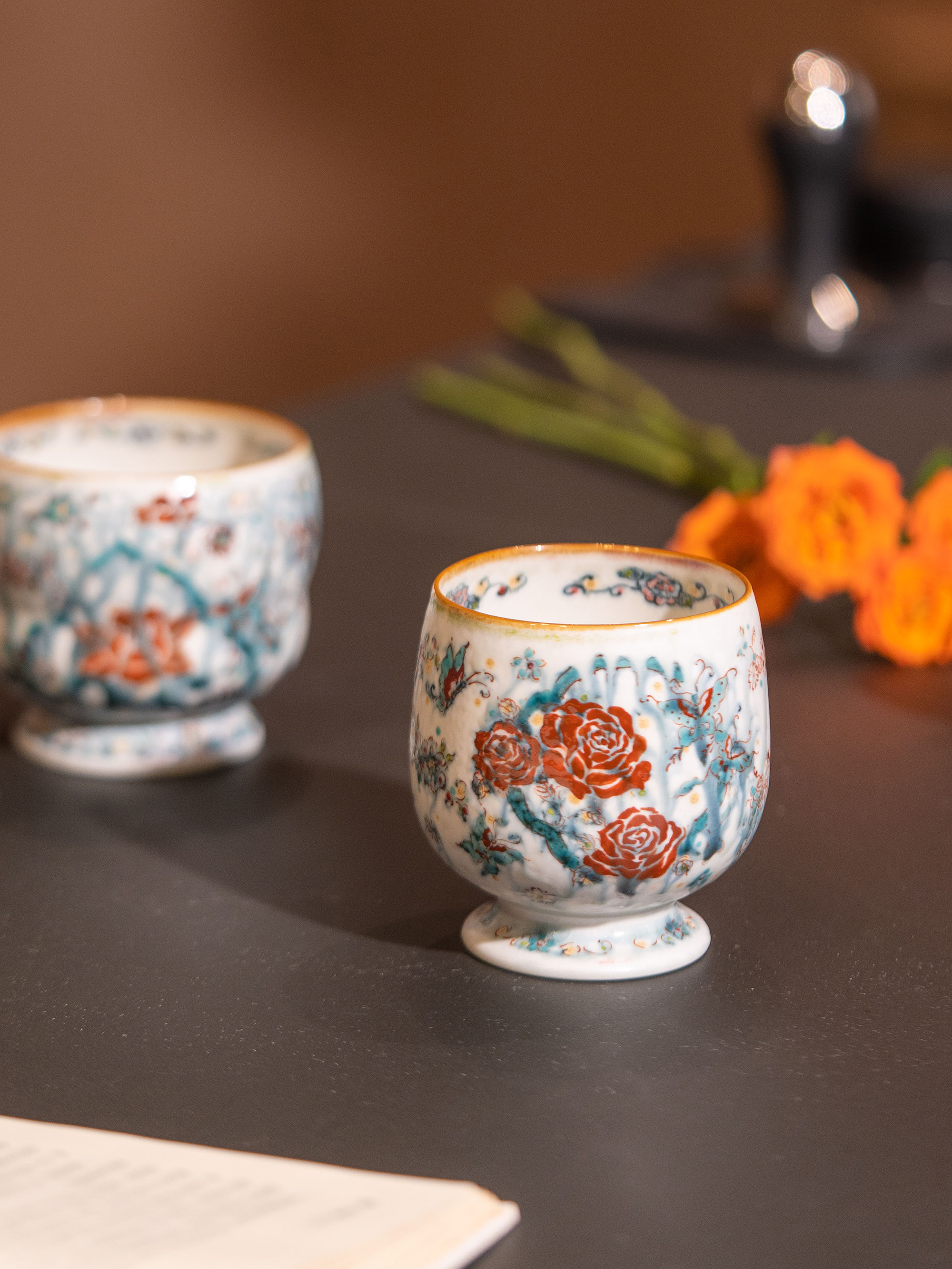 詩瓷集｜秋のロマン・手描き青花染付＋上絵赤彩「薔薇の花咲く」高脚｜葫蘆 カップ 景徳鎮ハンドメイドコーヒーカップ
