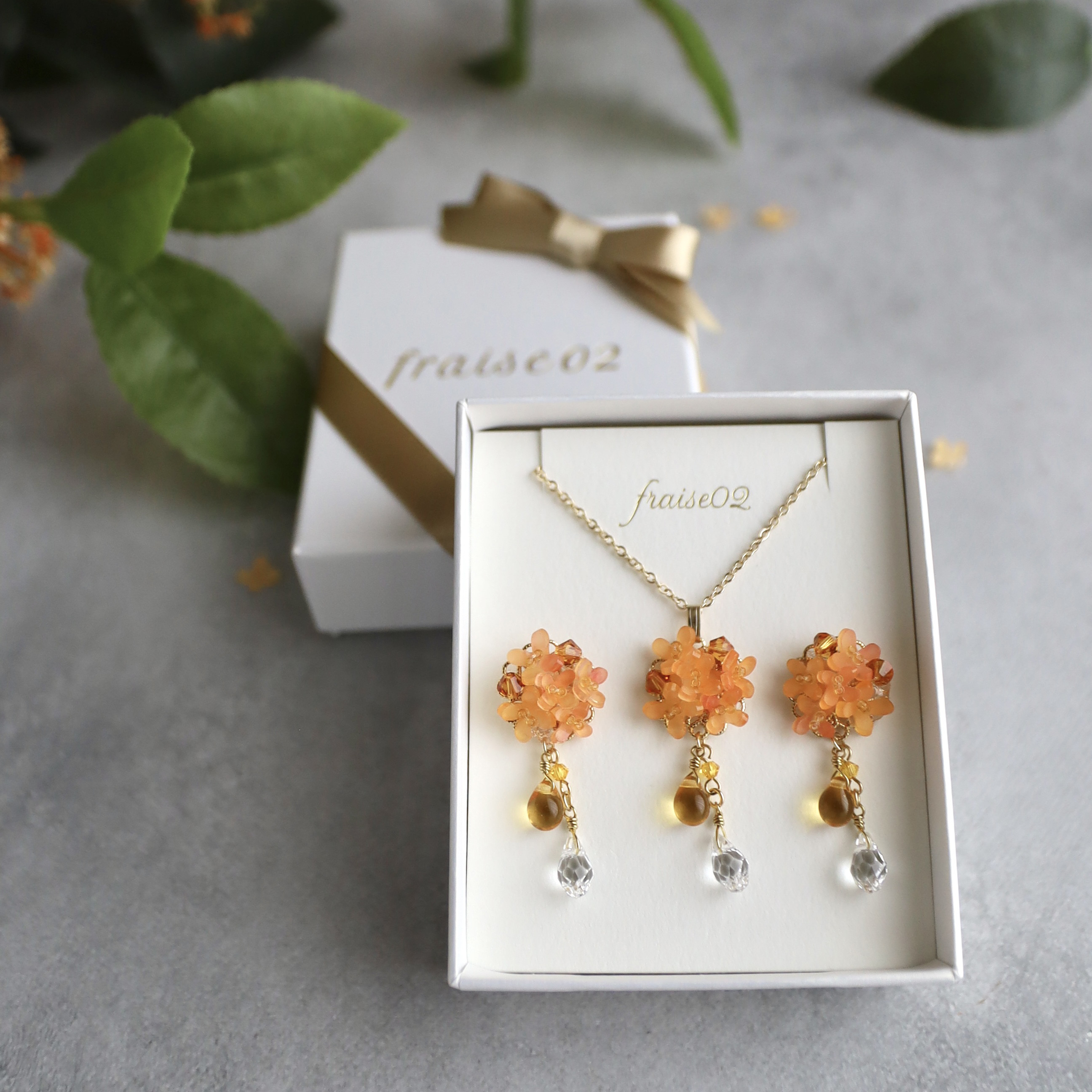 夕暮れ色金木犀（キンモクセイ）とビジューのピアス/イヤリング　ネックレスセット15mm  ホワイトボックス