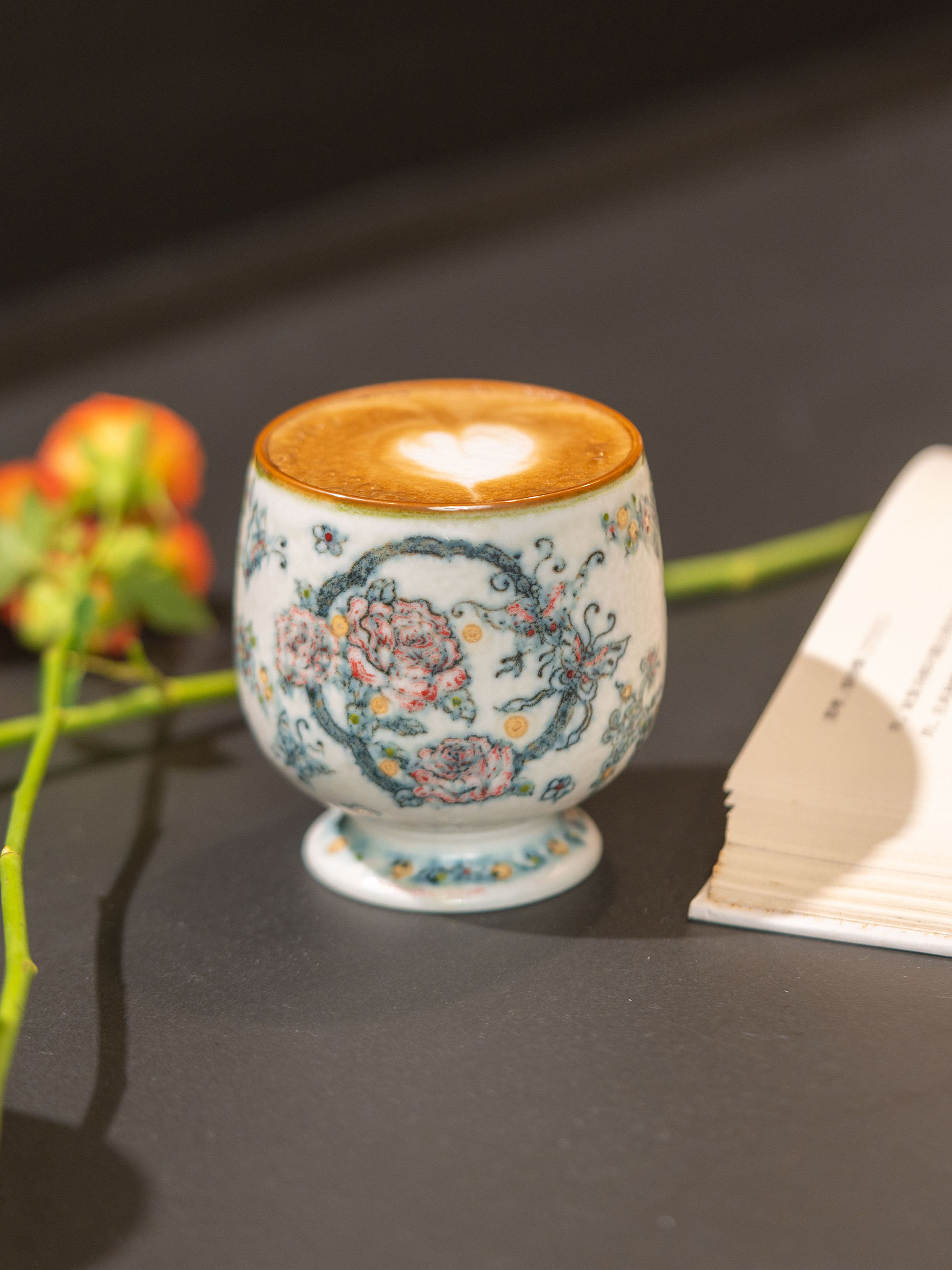 詩瓷集｜秋のロマン・手描き釉下彩青花染付「薔薇の花咲く」高脚カップ 景徳鎮ハンドメイドコーヒーカップ 約230ml