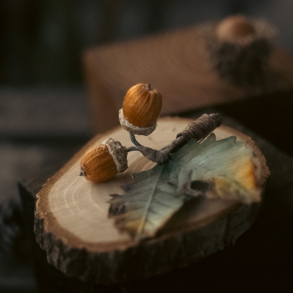 刺繍糸 の どんぐり ブローチ　ミズナラ 3枚目の画像