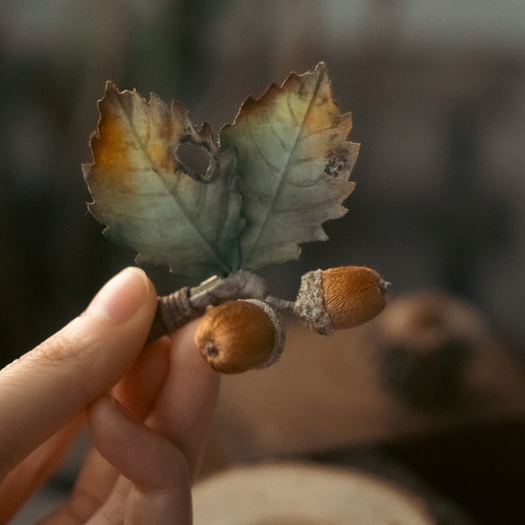 刺繍糸 の どんぐり ブローチ　ミズナラ 4枚目の画像