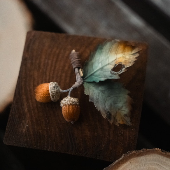 刺繍糸 の どんぐり ブローチ　ミズナラ 5枚目の画像