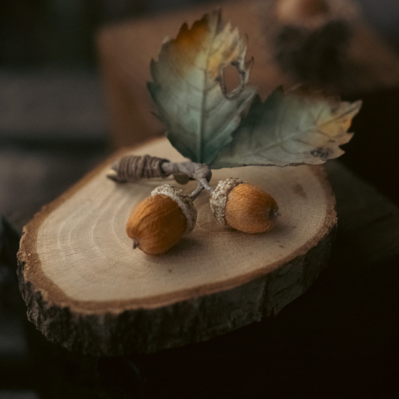 刺繍糸 の どんぐり ブローチ　ミズナラ 1枚目の画像