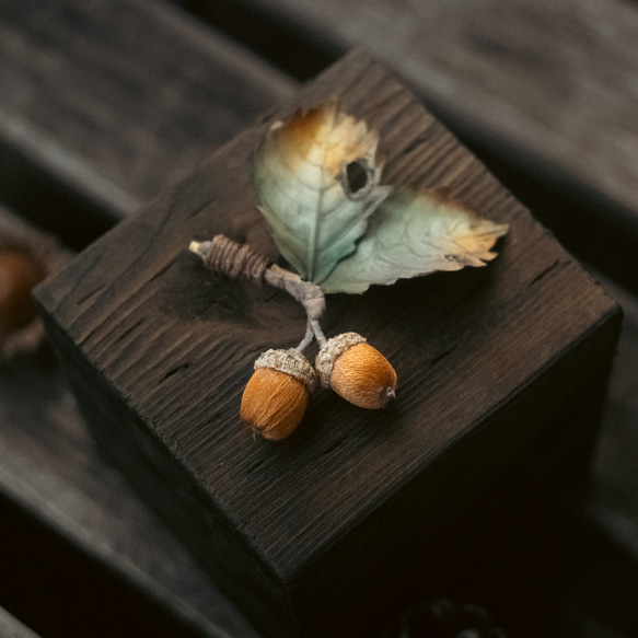 刺繍糸 の どんぐり ブローチ　ミズナラ 2枚目の画像