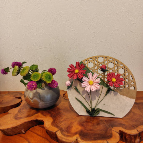 【額縁あり】秋桜(コスモス)の陶器作品 額縁あり】秋桜(コスモス)の陶器作品