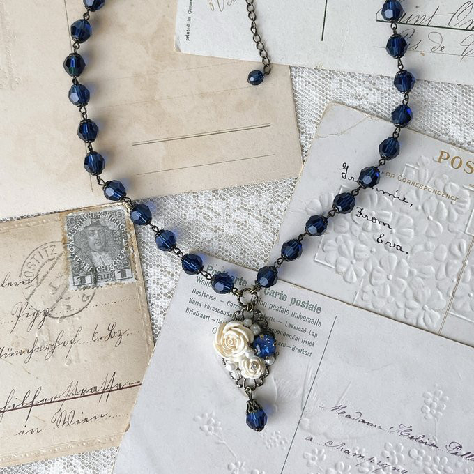 ロイヤルブルークリスタルのネックレス