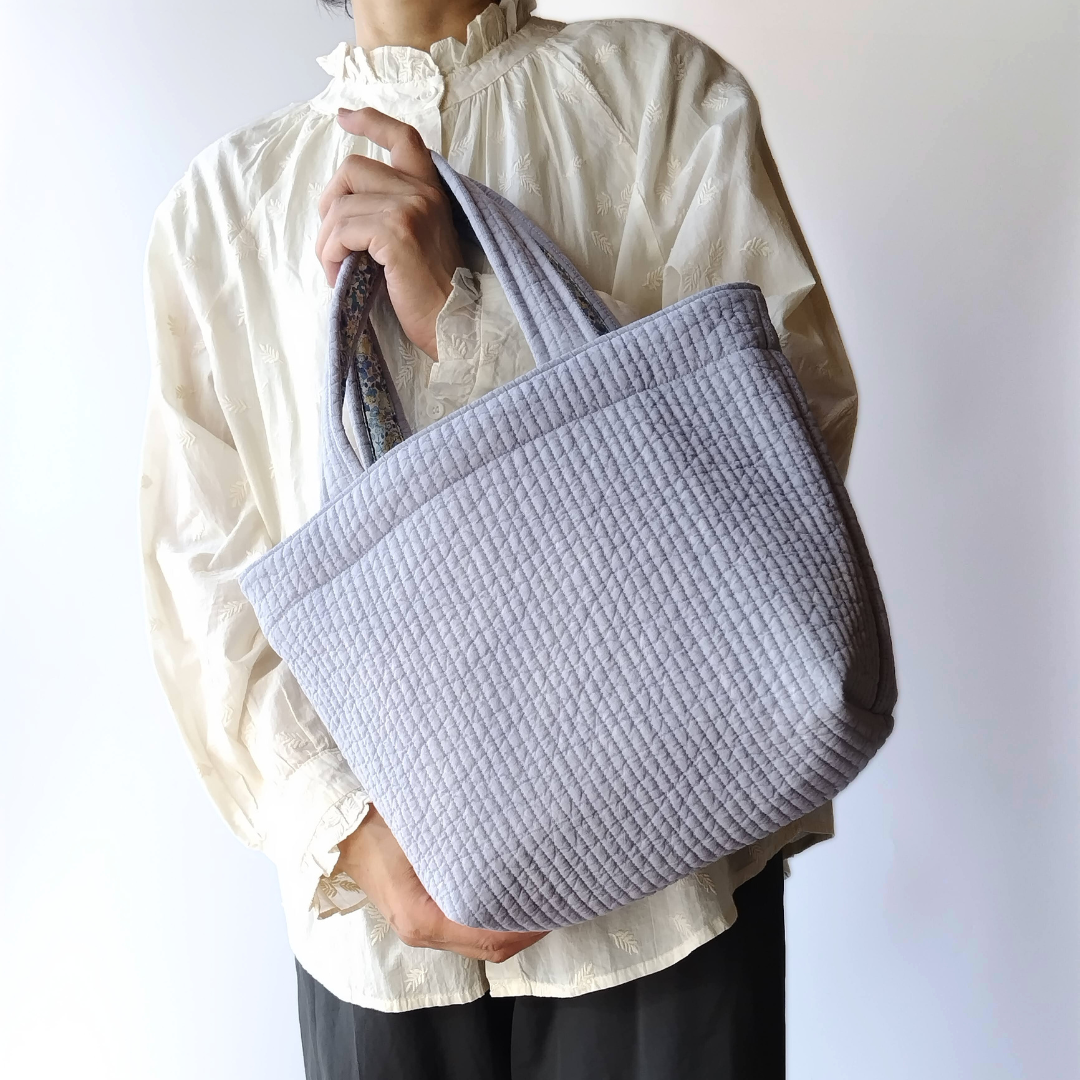 春色Mサイズ ヌビトートバッグ　トワイライトブルー　ふわっと優しい手触り　軽量デイリー　リバティプリントがアクセントに