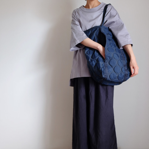 超軽量/凹凸水玉模様がかわいい/ナイロン/肩掛けマチ付き/A4対応大容量