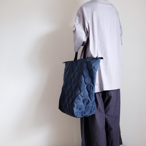 新作・軽量/凹凸水玉模様がかわいい/ナイロン/肩掛けマチ付き/A4対応大