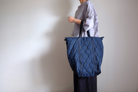 軽量/凹凸水玉模様がかわいい/ナイロン/肩掛けマチ付き/A4対応大容量