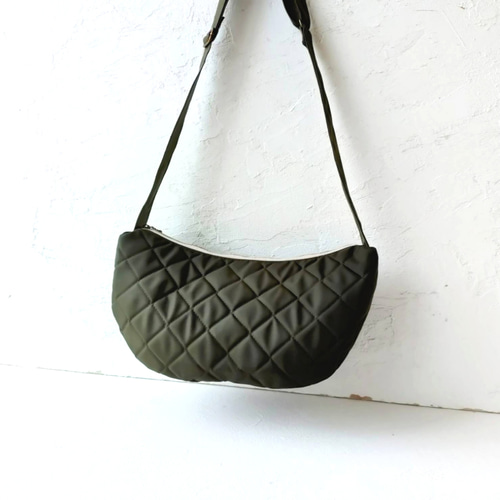 カーキグリーン]撥水キルティング ボディバッグ ムーンショルダー