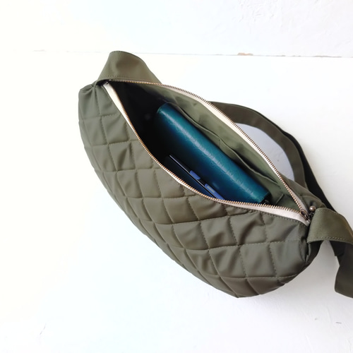 カーキグリーン]撥水キルティング ボディバッグ ムーンショルダー