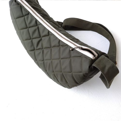カーキグリーン]撥水キルティング ボディバッグ ムーンショルダー