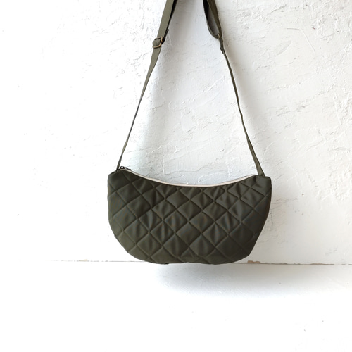 カーキグリーン]撥水キルティング ボディバッグ ムーンショルダー