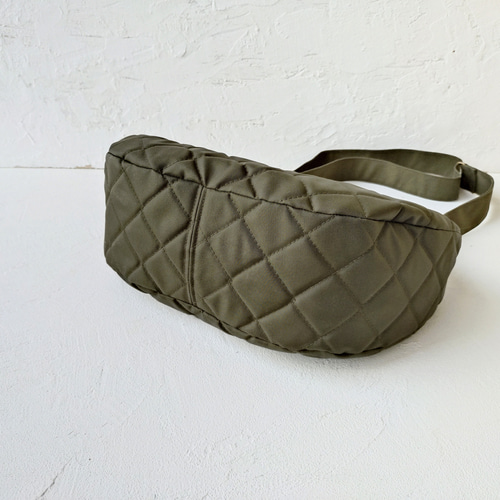 仕*ん様 新品未使用 クレージュ　キルティングバッグ　ハンドバッグ　 カーキ カーキグリーン]撥水キルティング ボディバッグ ムーンショルダー
