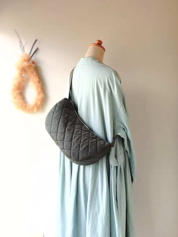 美品✨クレージュ　ハンドバッグ　ナイロン　エナメル　キルティング　腕掛　グリーン 美品✨クレージュ ハンドバッグ ナイロン エナメル キルティング 腕掛