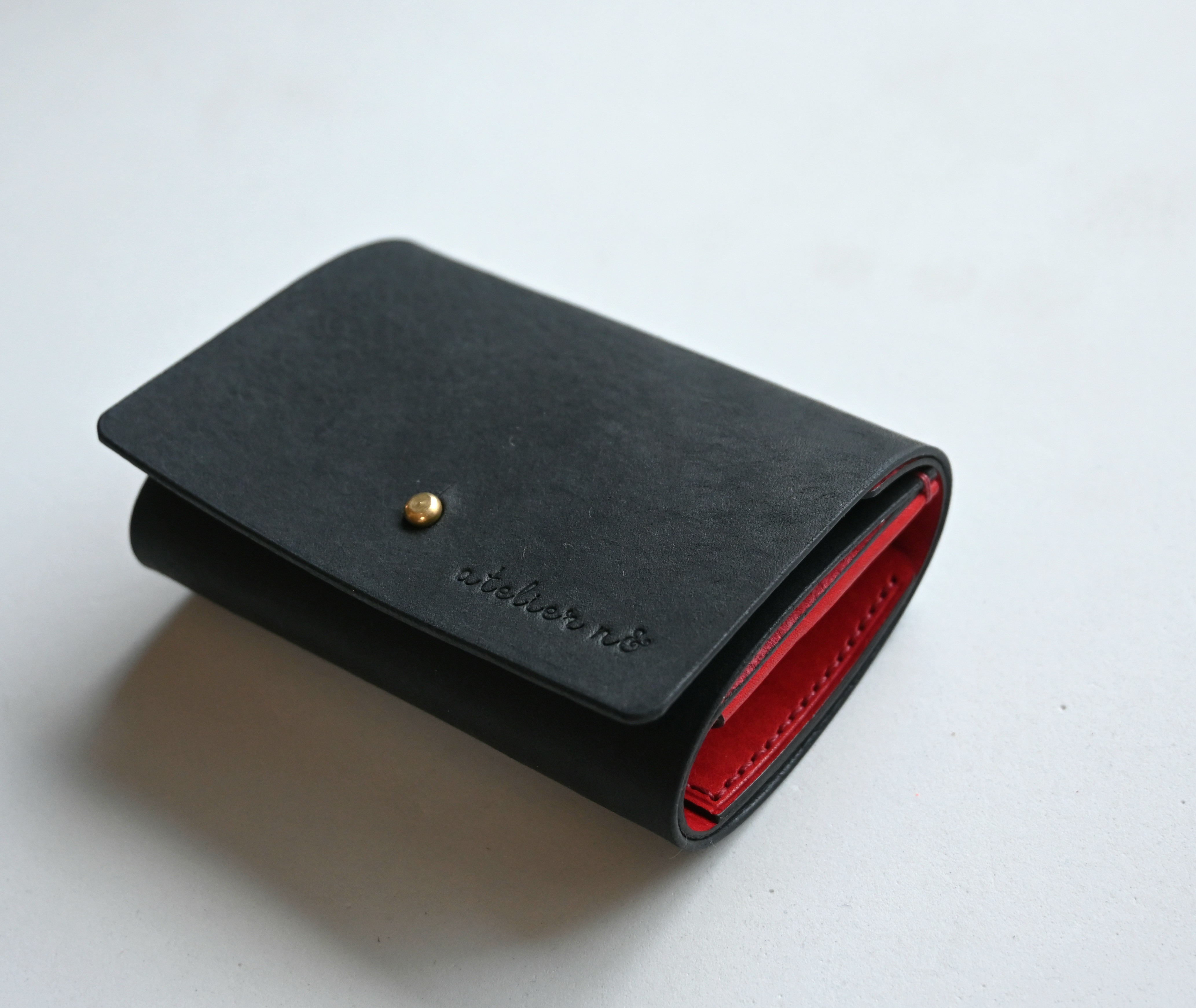 ギボシでとめる三つ折り財布【ブラック×レッド】ミニ財布　イタリアンレザー　ユニセックス