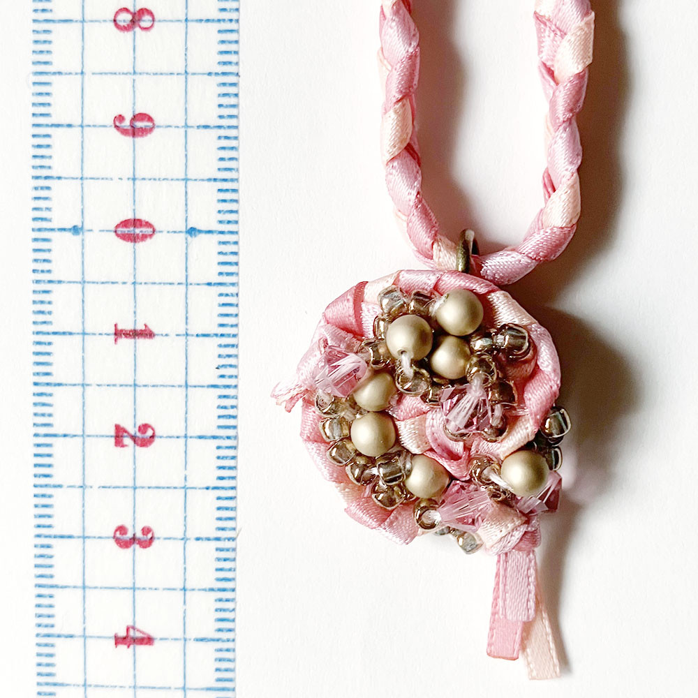紅女　joncher　ビーズリボンペンダント（ピンク）