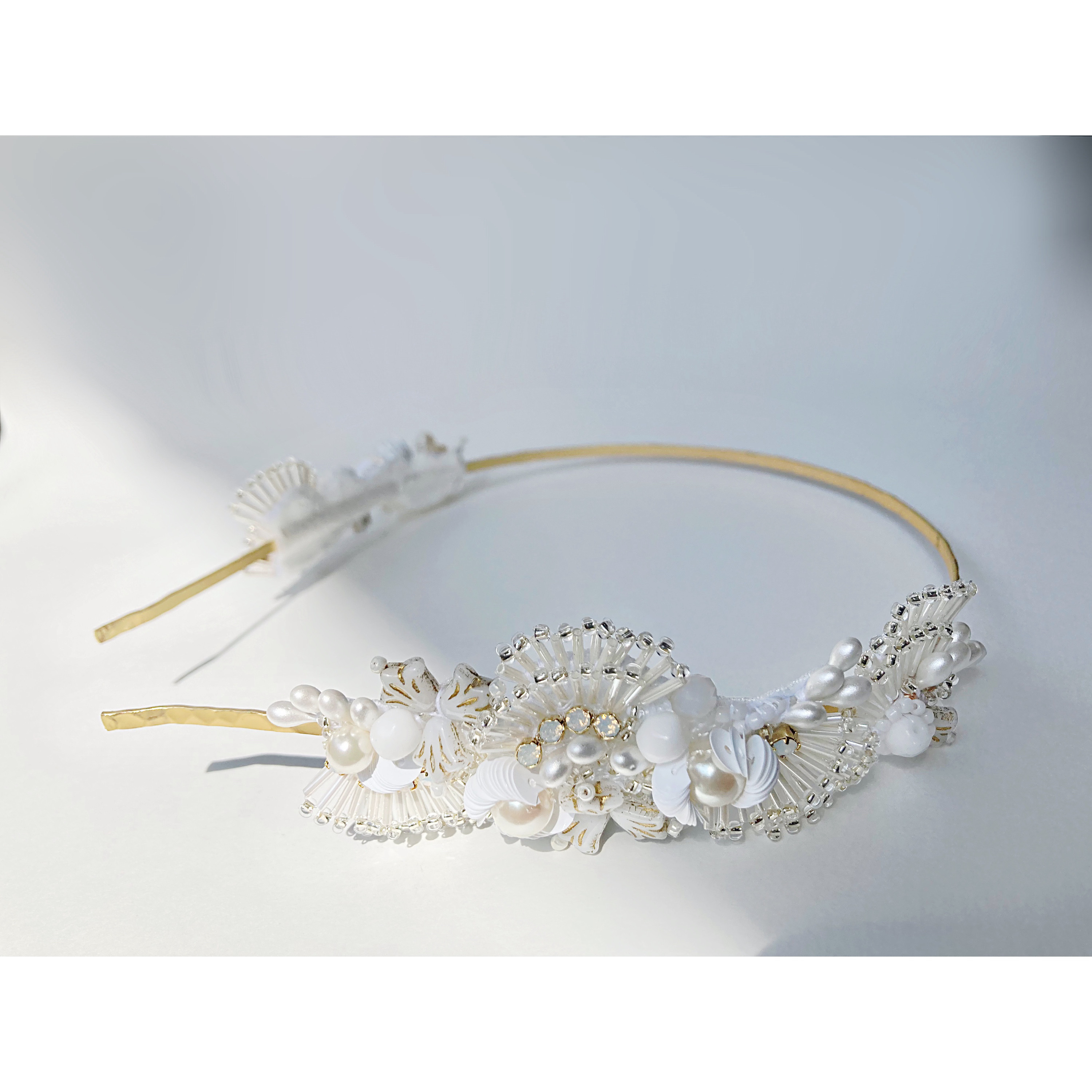 ビーズ編みの白いカチューシャ　　ウェディング　二次会