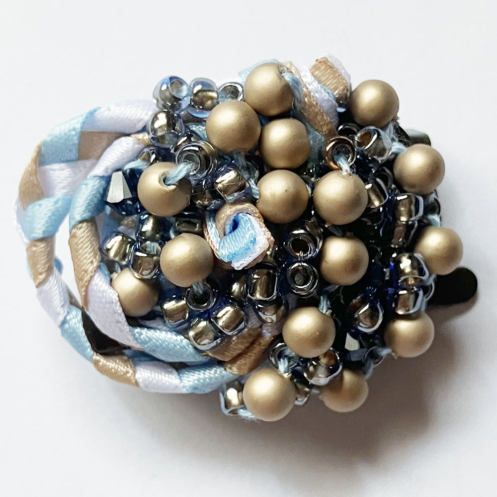 紅女　joncher　ビーズリボンくるくるミニクリップブローチ（ライトブルー）