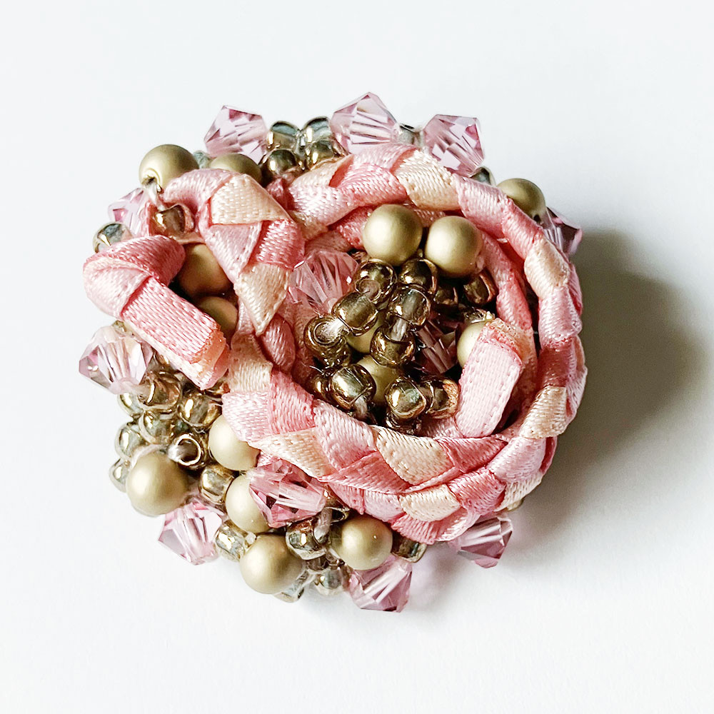 紅女　joncher　ビーズリボンミニブローチ（ピンク）