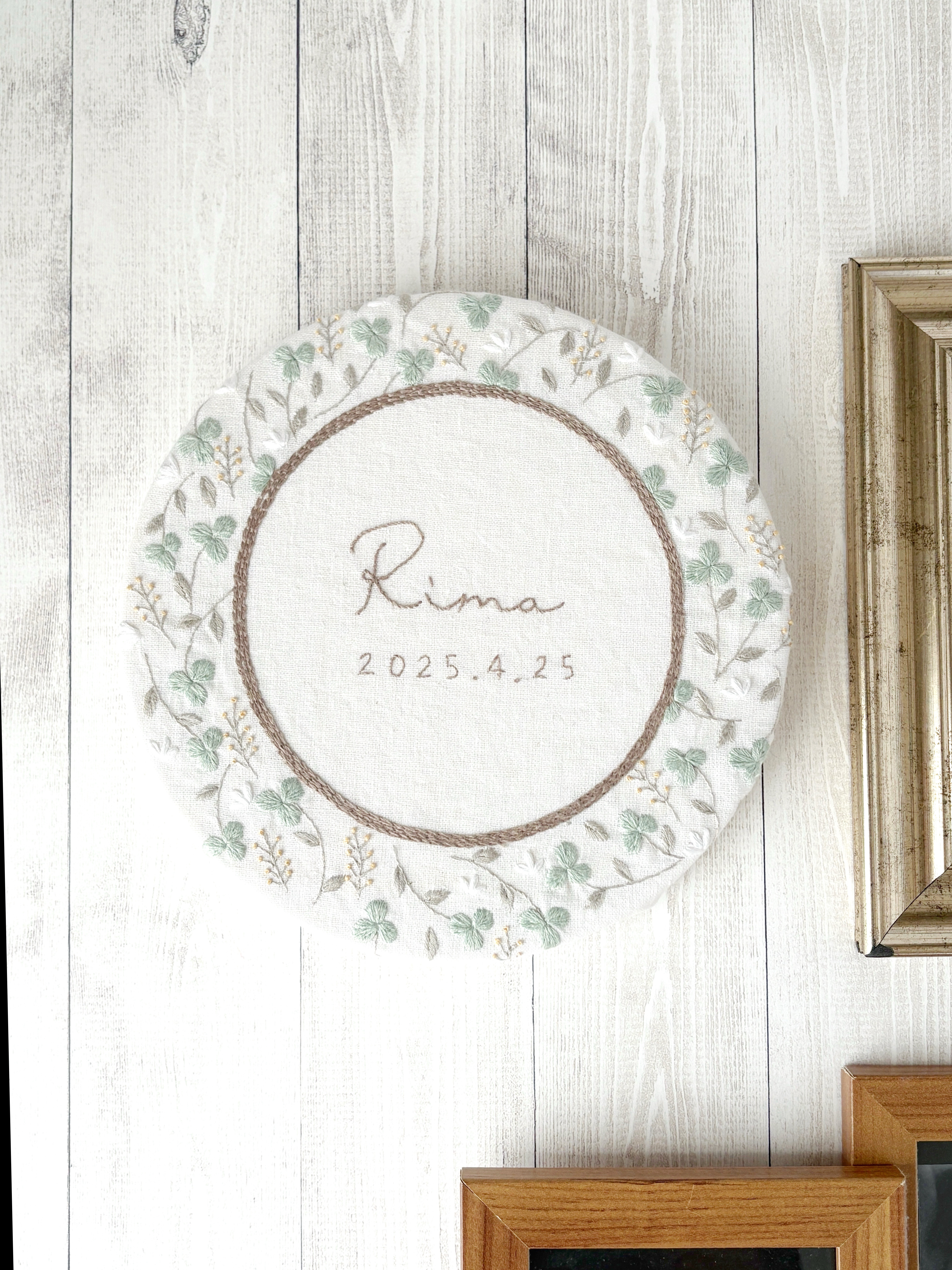 手刺繍の命名ボード【グリーンフラワー】　命名書・バースボード・名前ボード・ネームボード（ウェルカムボードに変更可）海外風