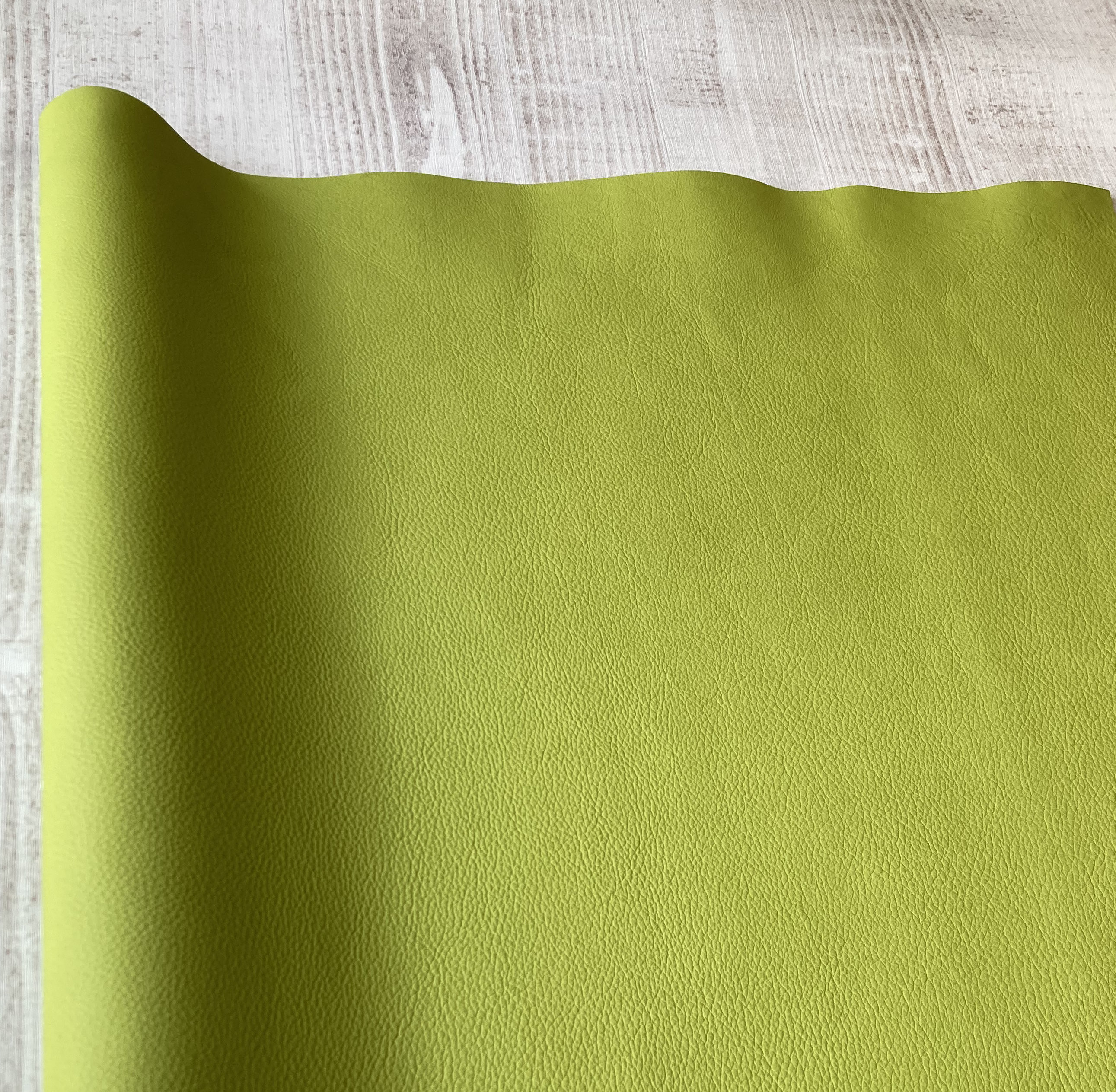 抹茶レザー・牛革・サステナブルレザー・抹茶色　85×110cm　250906-011