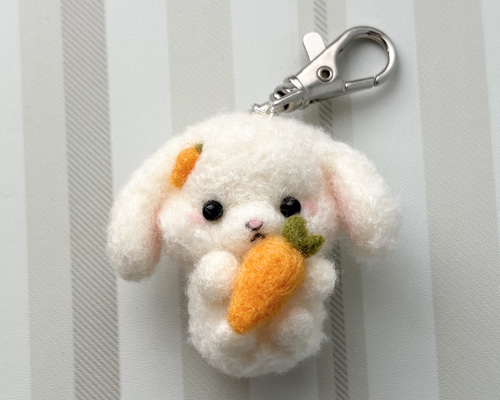 垂れ耳うさちゃんのキーホルダー（白色） 〜受注制作〜 キーホルダー