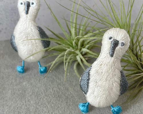 絹糸刺繍の鳥ブローチ メンズok アオアシカツオドリ 上品な艶でお