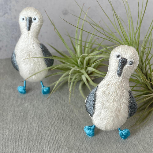 絹糸刺繍の鳥ブローチ メンズok アオアシカツオドリ 上品な艶でお