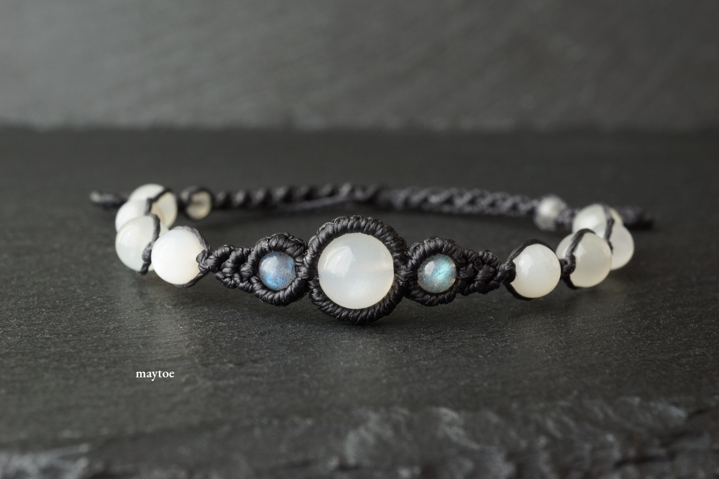 ムーンストーンのマクラメブレスレット - full moon -