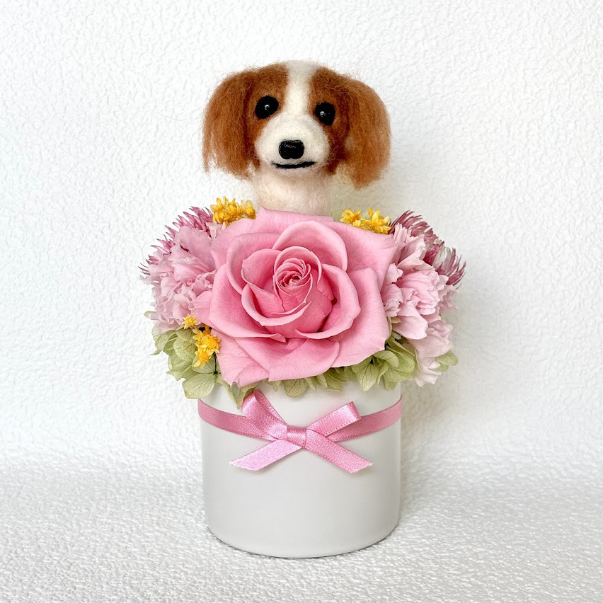 お花畑の中からちょこんと顔出す　キャバリア＆　プリザーブドフラワー（ピンク色系）　/　羊毛フェルト　犬　犬好き　花
