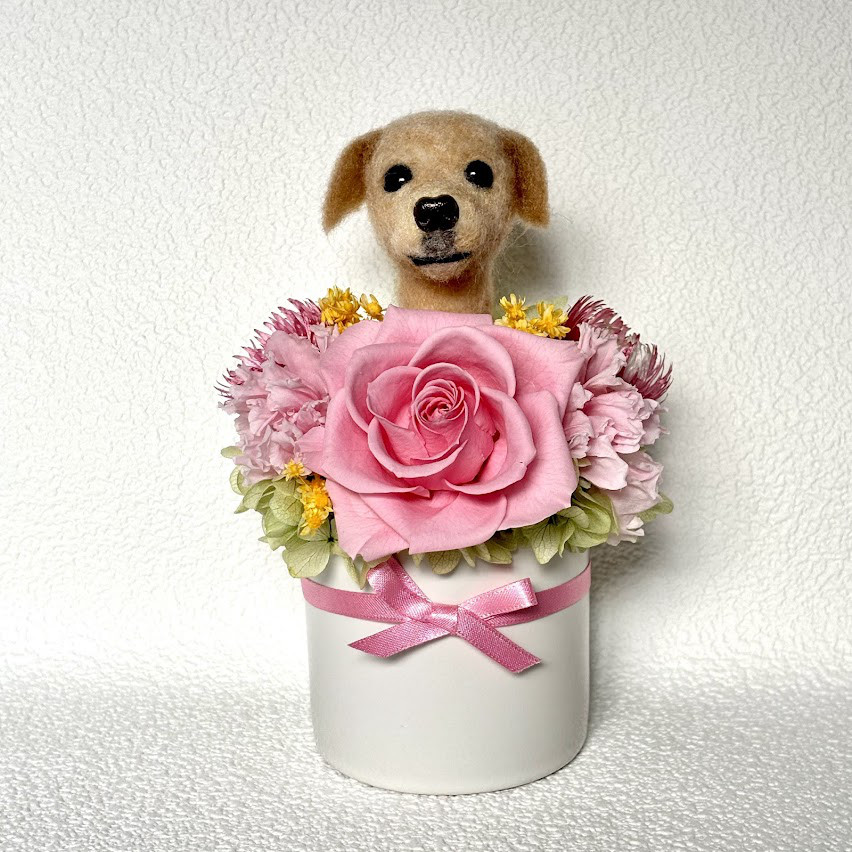 お花畑の中からちょこんと顔出す　ラブラドールレトリバー＆　プリザーブドフラワー（ピンク色系）　/　羊毛フェルト　ラブ