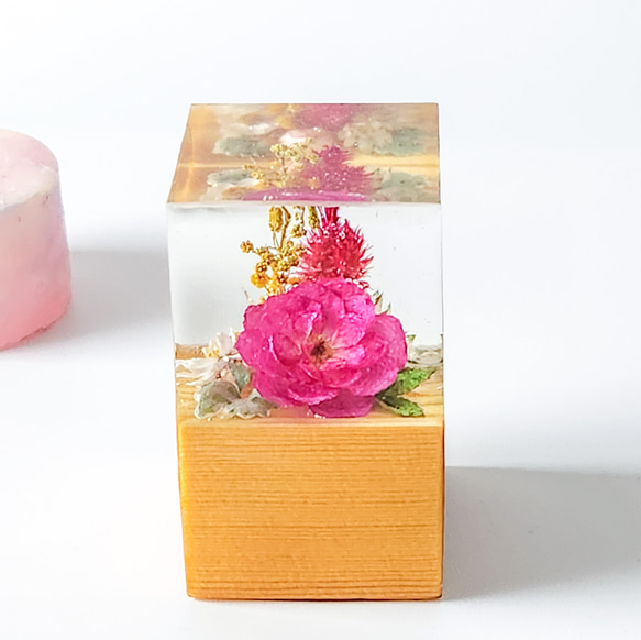 高級感ある木とレジンのバラフラワーオブジェ｜360度美しい手作りインテリアギフト 1枚目の画像