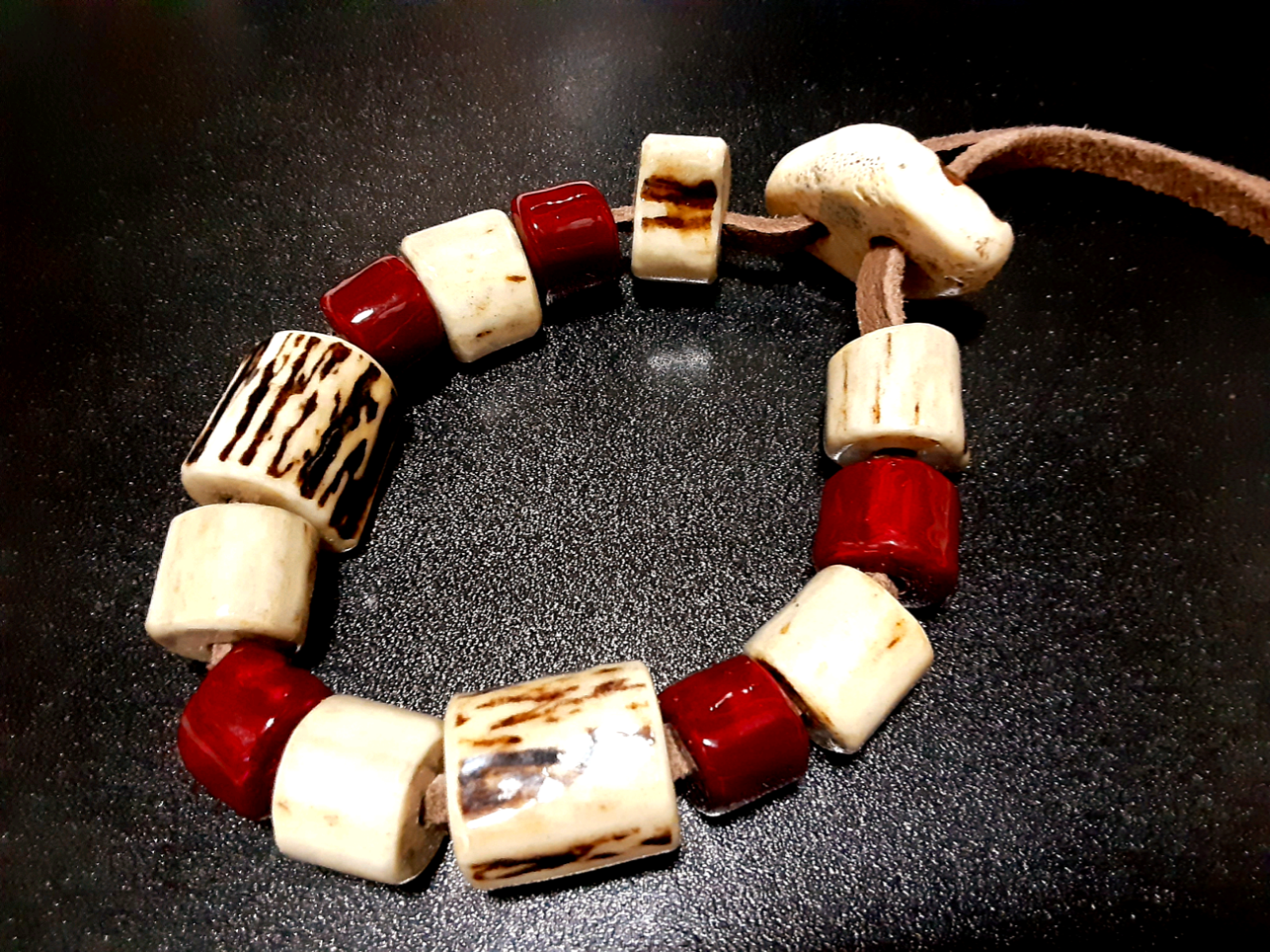 九州鹿の鹿角のブレスレット　赤