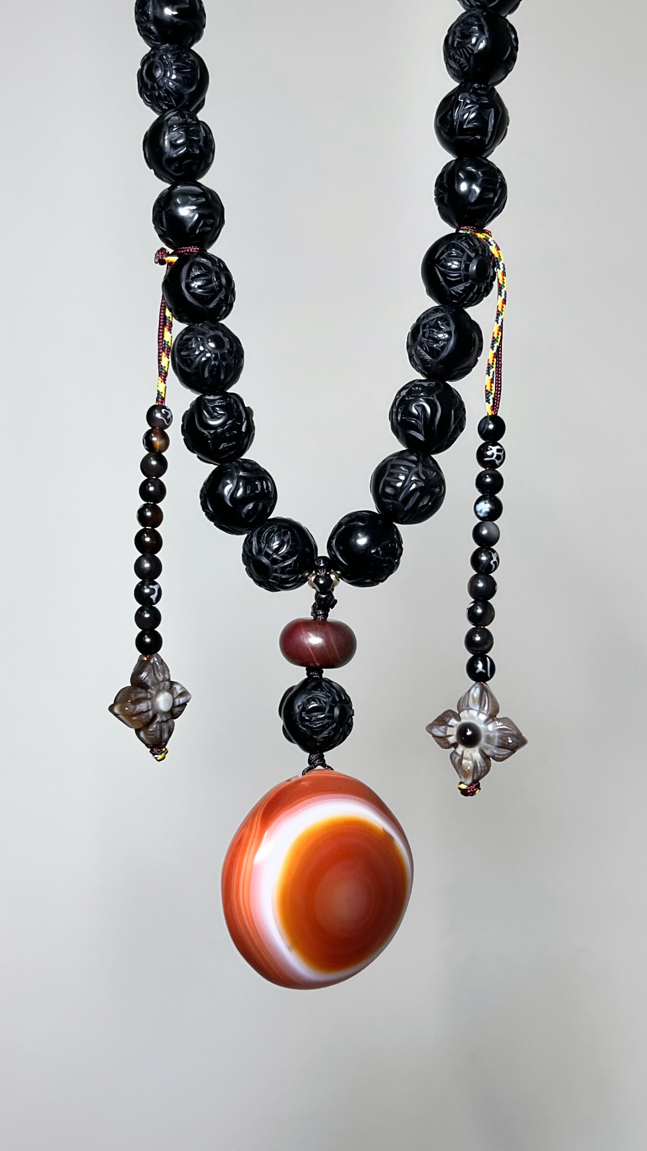 手を置くと、無料のブラックオニキススカイアイストーン